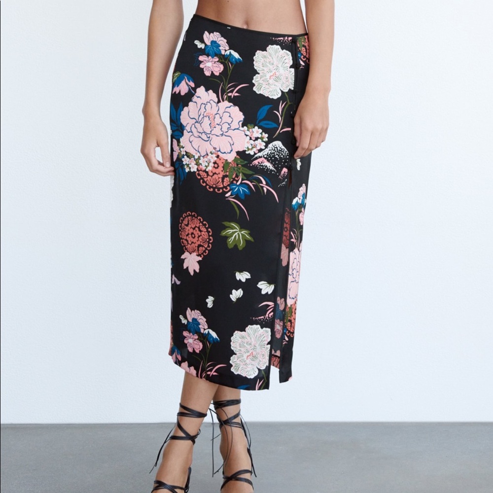 COPY - Printed satin skirt